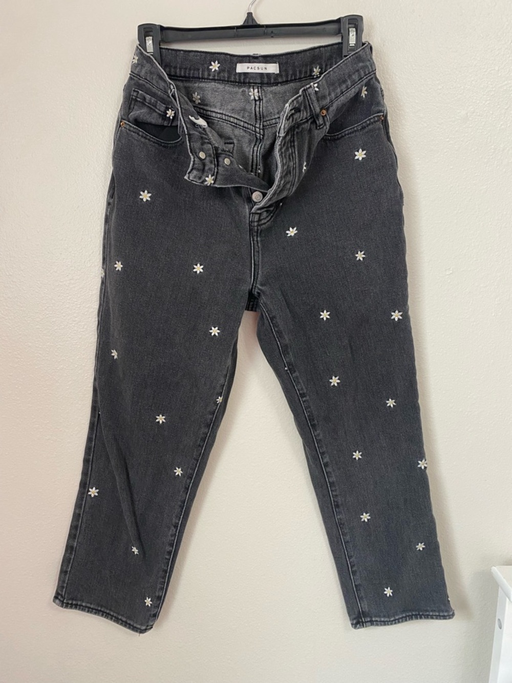 PacSun Women's Black Daisy Embroidered high rise straight barrel leg crop Jeans